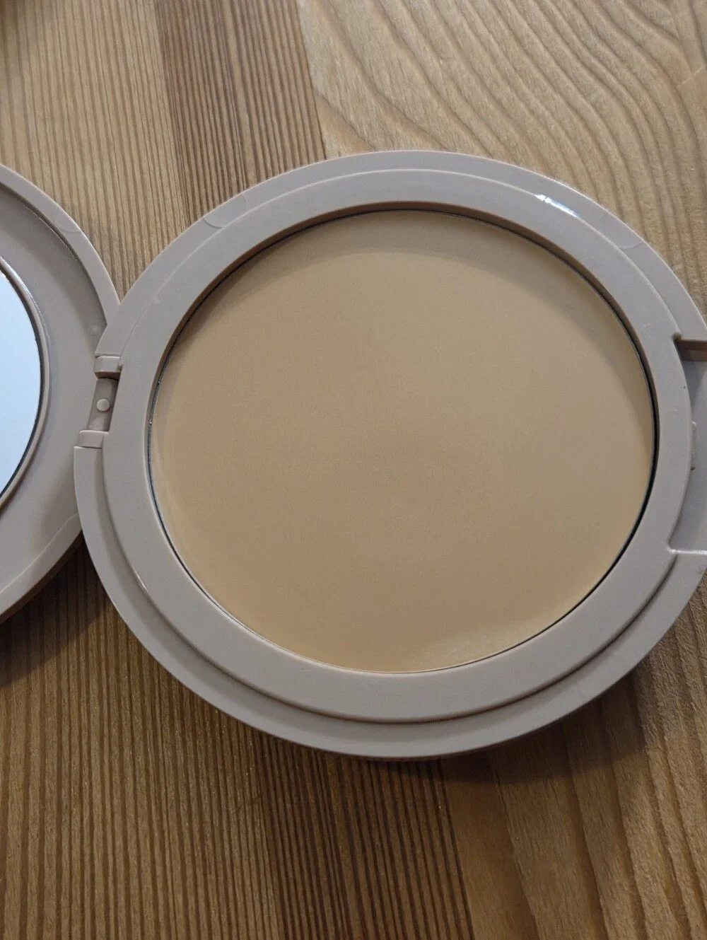 No Makeup Makeup Compact (Shade Light-Medium) and Foundation Brush